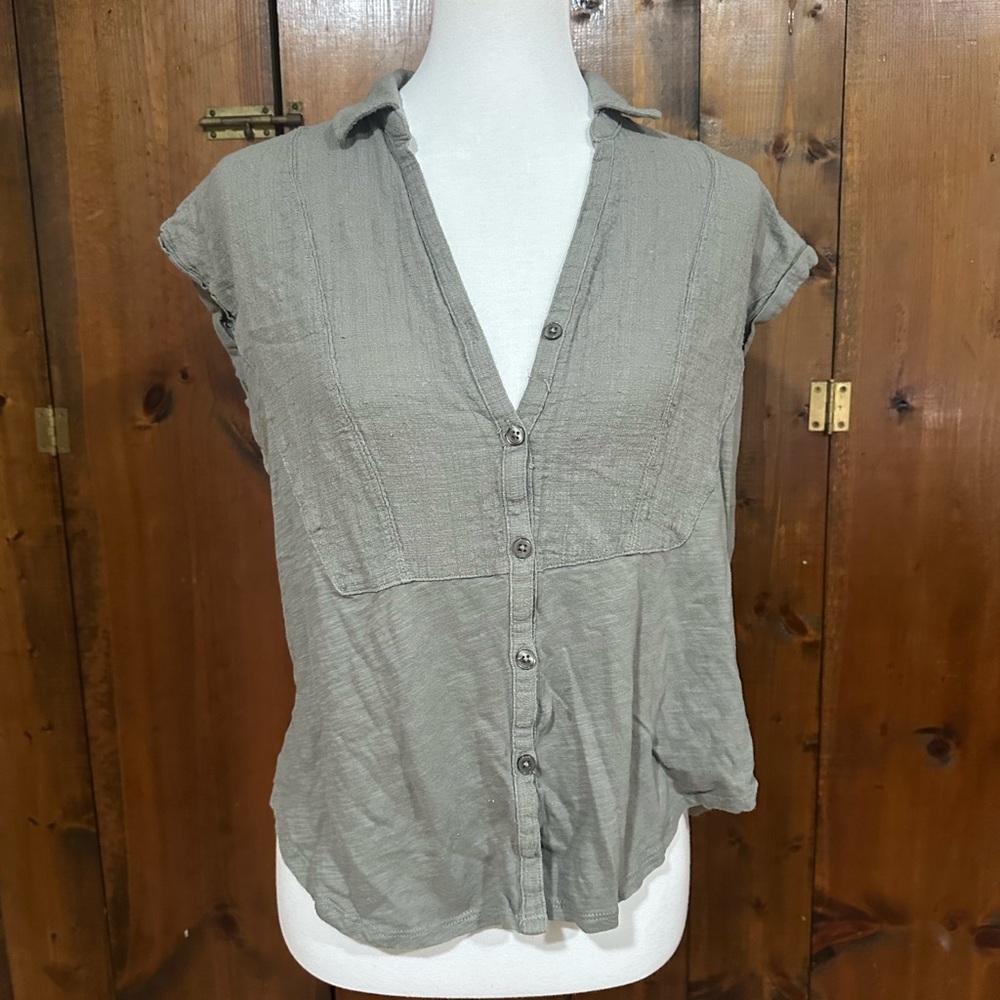 Gray button down shirt with v-neck cap sleeves and relaxed fit